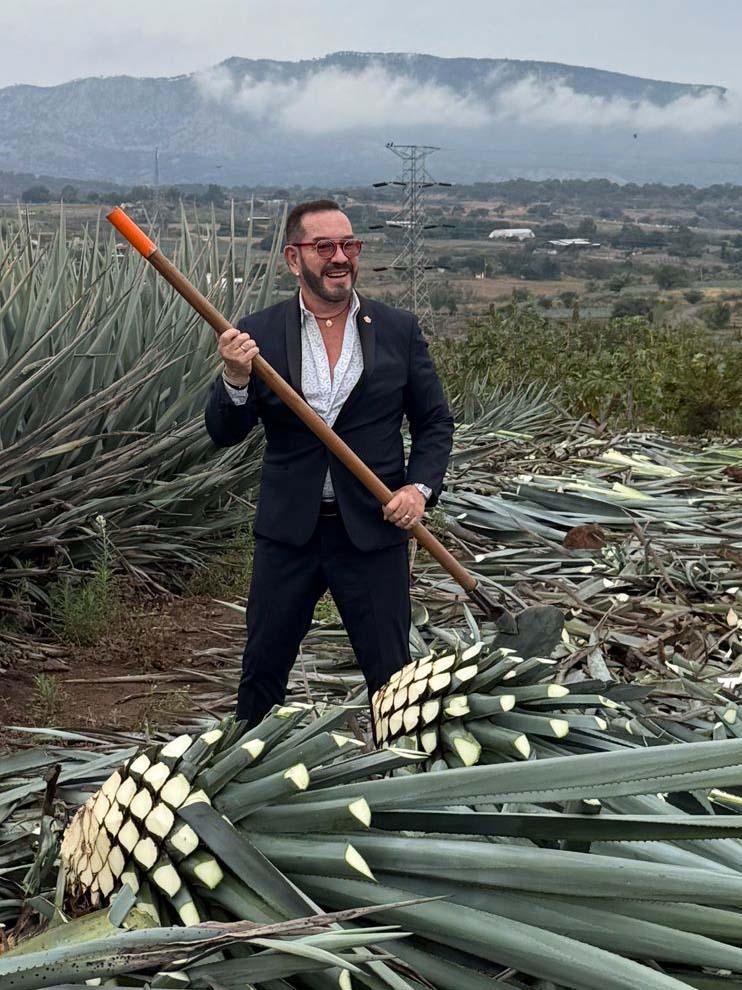 Gustavo CEO de. NATBEE BLUE